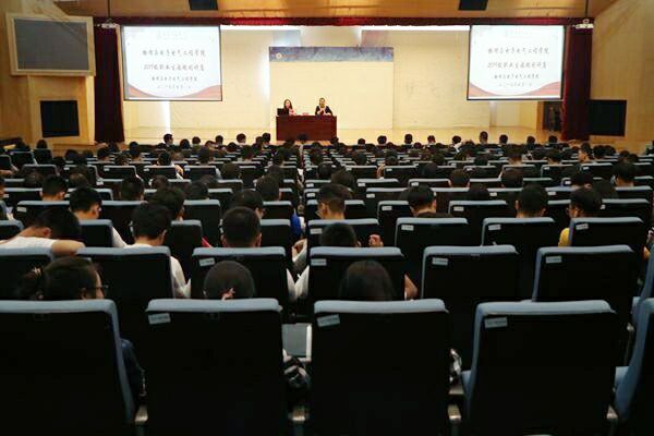 1.图为职业生涯规划讲座现场。记者 姜龙 摄.jpg