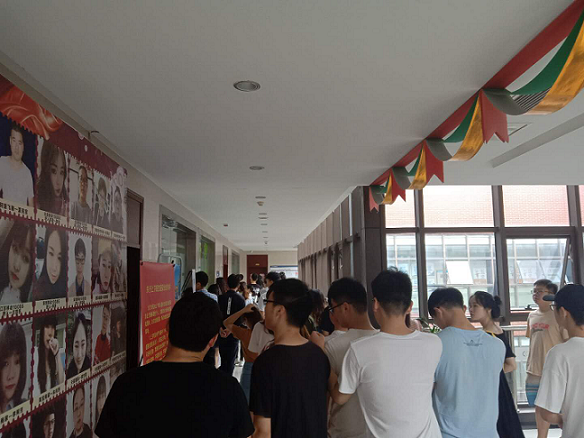 员工参观泰盈科技现场.png