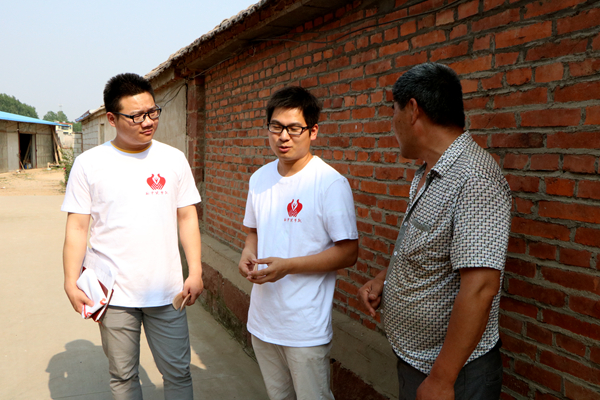 图为筑梦队成员与当地村民交流现场。记者 陈华庆 摄