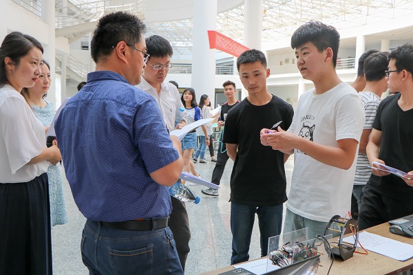 图为宣传活动现场。 记者 孙奥林 摄