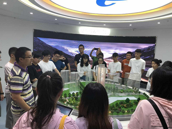 员工们在中国电信参观体验中心.png
