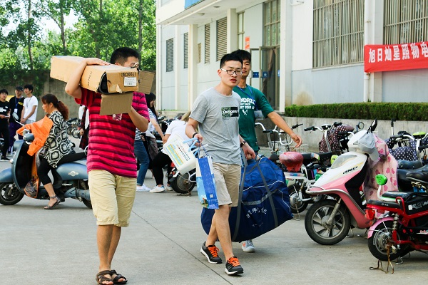 图为志愿者服务现场。记者 罗付军 摄