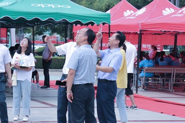 领导视察物电特色.jpg