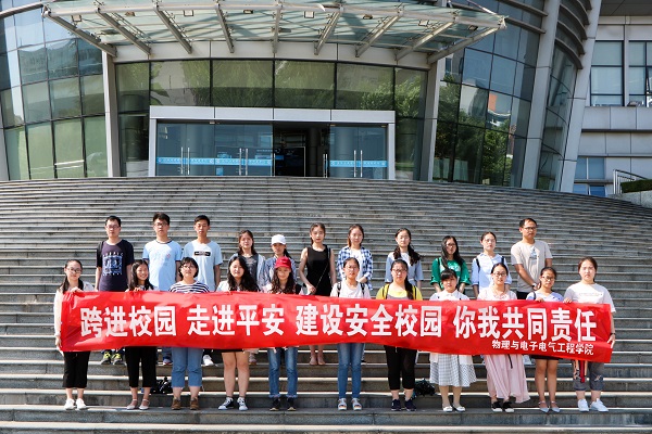图为员工干部宣传讲解现场。记者 孙奥林 摄