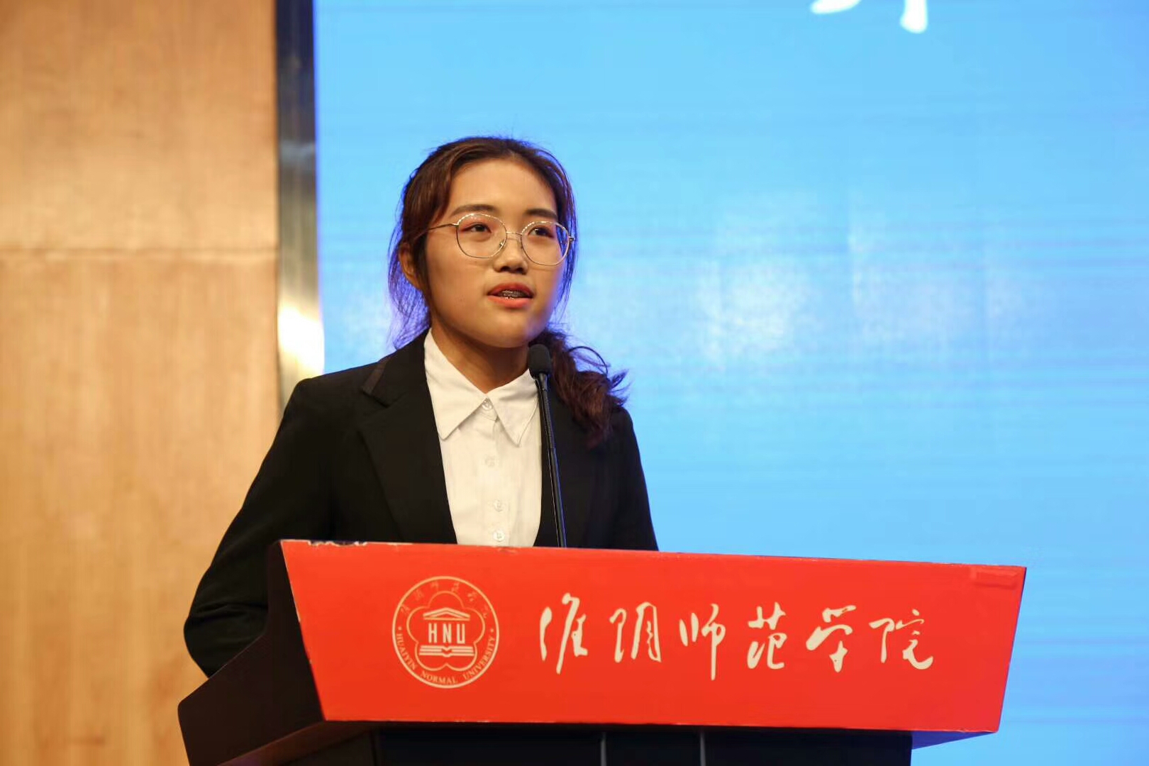 个人照1.jpg 个人照1.jpg