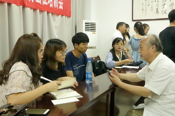 图为“小青淮”暑期志愿者讨论现场。记者 白媛 摄