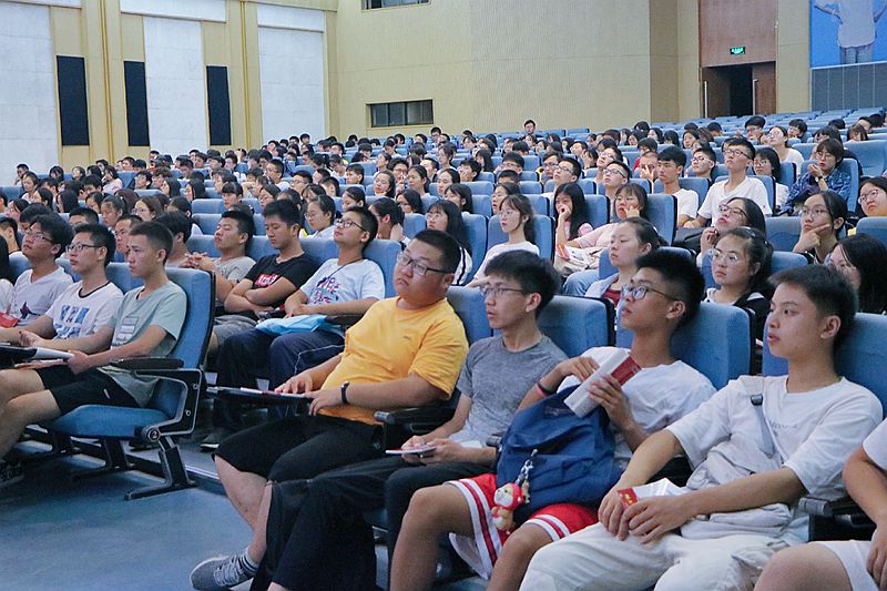 2.图为新生应急救护知识讲座现场。记者 叶晨兮 摄.jpg