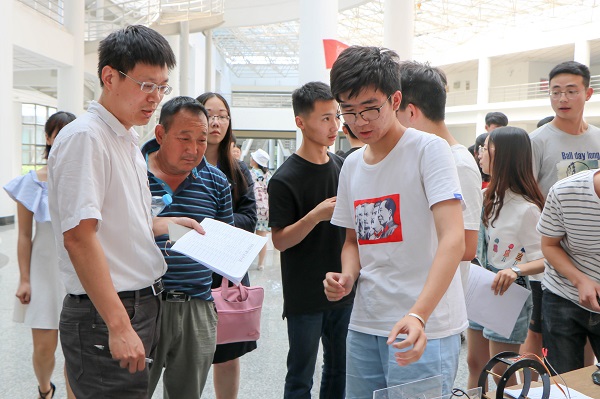 图为宣传活动现场。 记者 周同 摄